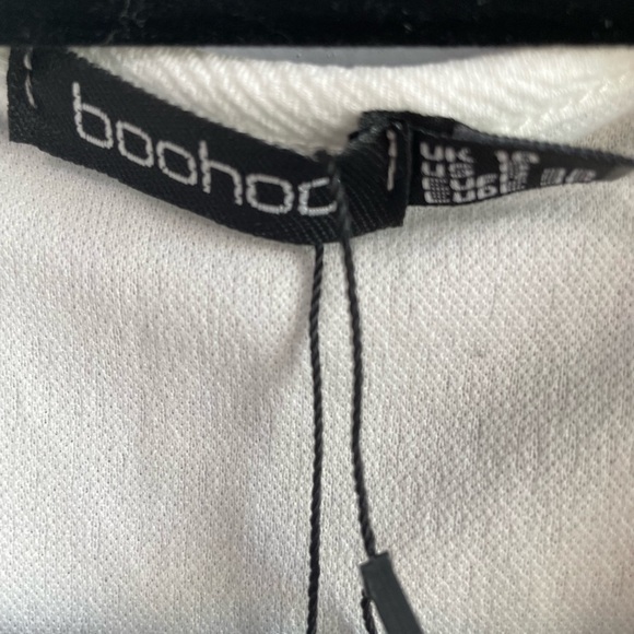 NWT Boohoo plunge front tie waist flutter sleeve white cropped jumpsuit. Size 6. - Picture 8 of 8